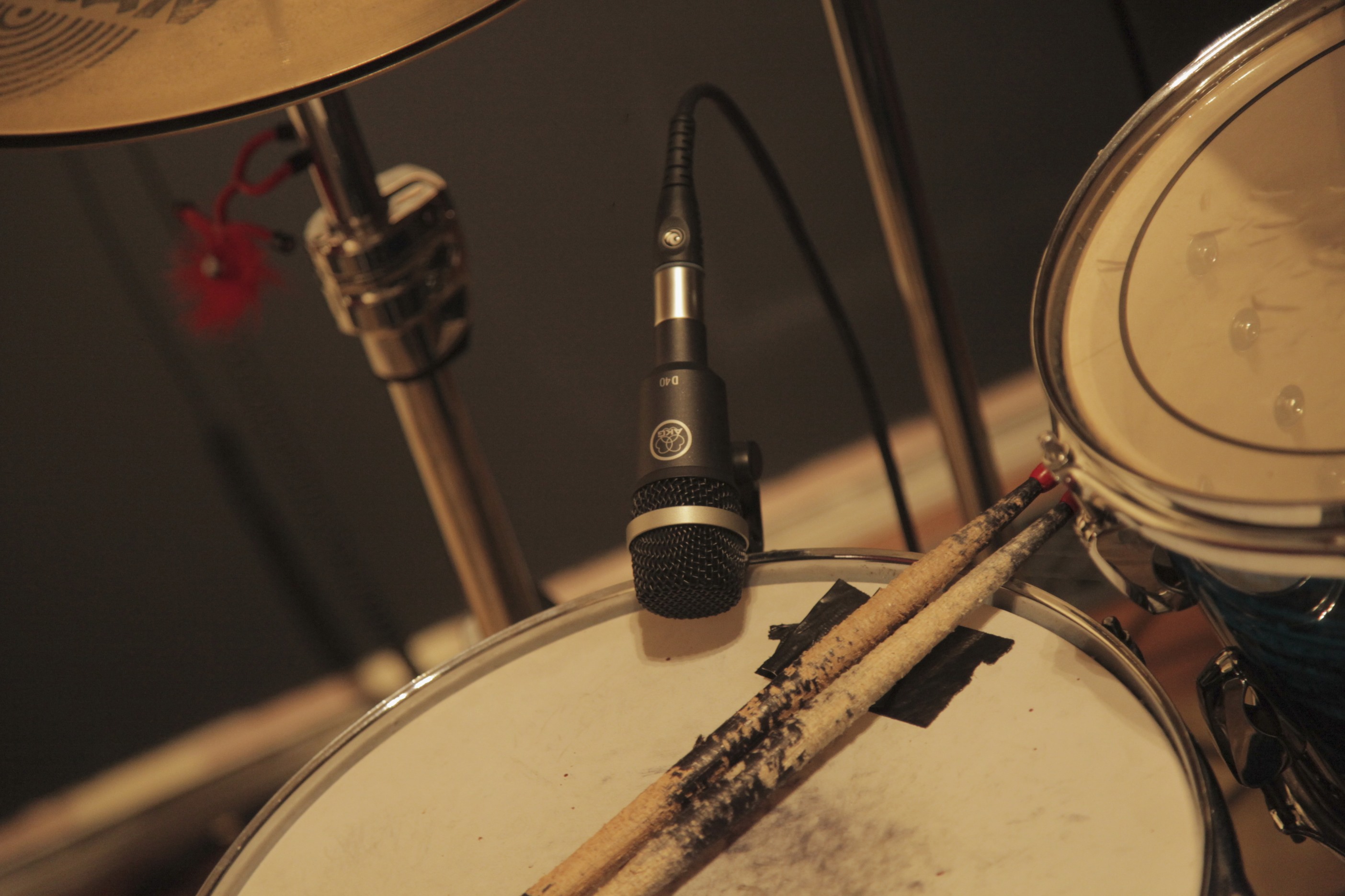 AKG D40 on a Snare Drum