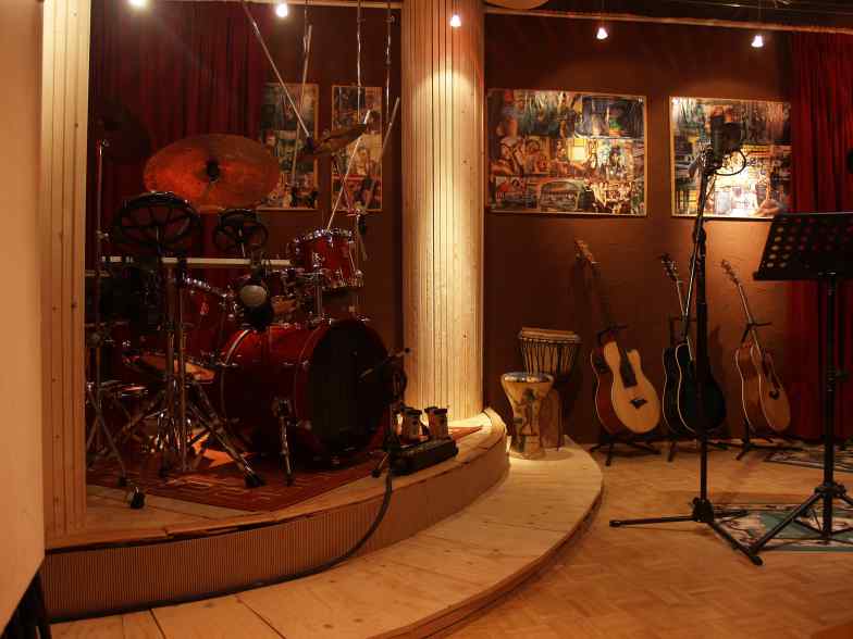 A recording studio with an intimate atmosphere ,  high quality gear and much experience, be welcome....